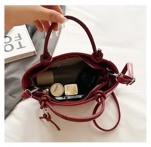 Vue détaillée de l'intérieur d'un sac seau rouge brillant avec grand espace de rangement