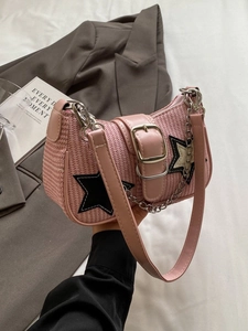 Sac baguette tissé rose avec patchs d'étoiles, chaîne argentée et bandoulière cuir