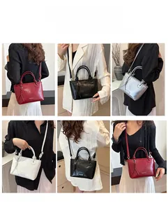 Mini sacs seaux en argent, rouge, noir et blanc montrant diverses façons de porter