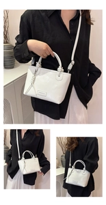 Détails du sac seau en similicuir blanc cassé avec pendentif tissé et étiquette logo chic