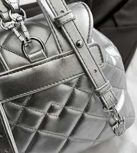 Macro-opname van zilveren gewatteerde lederen details en precisienaden op de luxe tas