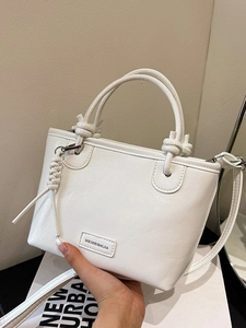 Sac seau minimaliste en cuir blanc avec poignée à nœud et bandoulière amovible