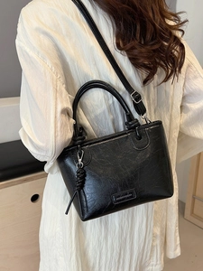 Sac seau chic en cuir noir brillant plissé pour femme avec bandoulière réglable pratique