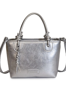 Sac seau argenté métallisé moderne avec détail de nœud et doubles poignées anneaux sur blanc