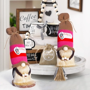 Détail de gnomes café avec chapeaux tricotés et mini tasses sur décor rustique
