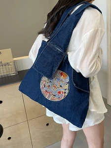 Sac fourre-tout en denim bleu foncé avec broderie de dragon et design d'épaule spacieux