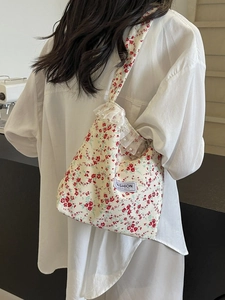 Grande borsa a secchiello floreale in nylon con pizzo e perle a tracolla