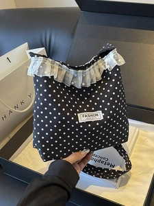 Borsa a secchiello in nylon nero a pois con pizzo e perle in una scatola regalo