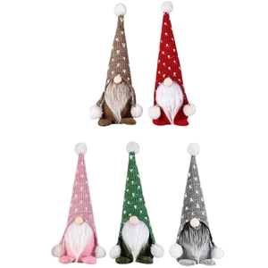 Lot de cinq gnomes de Noël avec chapeaux tricotés à motifs de cœur et pompons