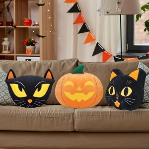 Set di cuscini decorativi di Halloween con gatto nero e zucca su un divano