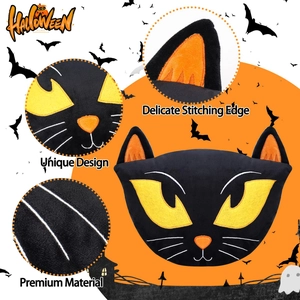 Dettaglio del cuscino gatto nero di Halloween con cuciture delicate e tessuto di alta qualità