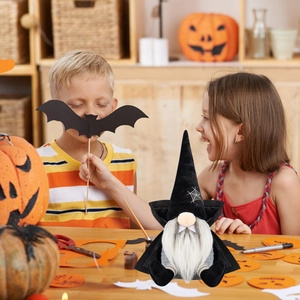 Gnome d'Halloween en cape noire à toile d'araignée avec crocs pour décoration festive