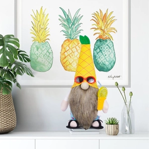Gnomo estivo ananas con occhiali da sole e bibita su un mobile bianco moderno
