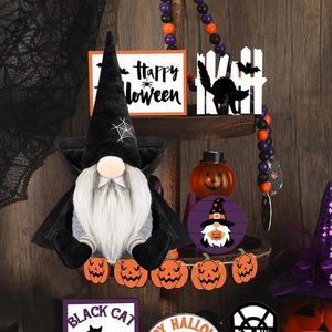 Poupée gnome d'Halloween avec chapeau de sorcier noir et cape sur étagère décorative