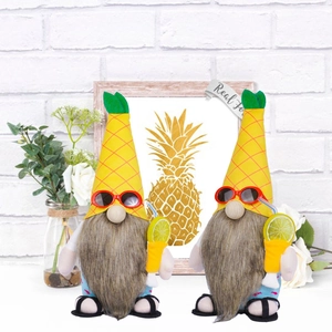 Dettaglio di gnomo estivo in peluche con cappello ananas, occhiali e decoro drink