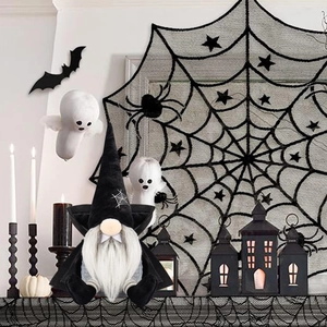 Détail d'un gnome vampire avec chapeau toile d'araignée pour décoration d'Halloween