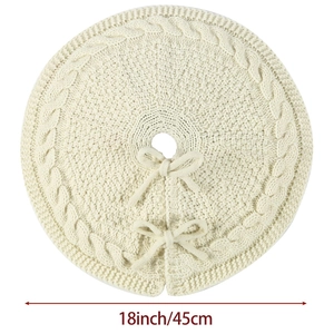 Dettaglio del copribase per albero di Natale in maglia bianco crema 45cm con fiocchi
