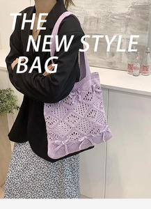 Détails de texture du sac cabas violet en tricot avec motifs ajourés et nœuds