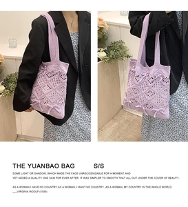 Détail du sac fourre-tout en tricot lavande avec texture ajourée et nœuds décoratifs