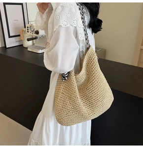 Grote beige rieten tas met gestreepte schouderband voor zomervakantie en strand