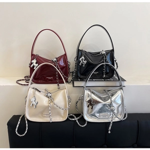 Sacs polochons chic pour femmes en diverses couleurs avec chaînes et breloques cheval