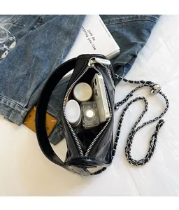 Vue de dessus du sac en cuir noir montrant sa grande capacité pour mobile et cosmétiques