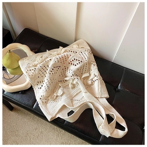 Gros plan du sac fourre-tout en crochet crème avec motifs de papillons tissés 3D