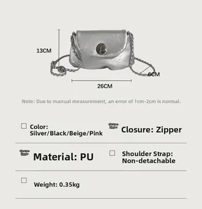 Detaillierte Maße und Daten zur silbernen Satteltasche mit Kette aus PU-Leder
