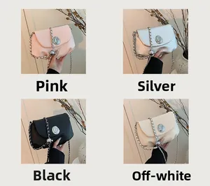 Detailansicht der stylischen Satteltaschen in den Farben Rosa, Silber, Schwarz und Weiß