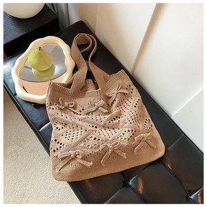 Détail du sac cabas en crochet kaki avec motifs en maille ajourée et nœuds en relief