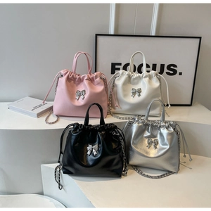 Détails de sacs seaux à cordon multicolores avec nœuds en strass et bandoulières