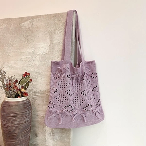 Sac fourre-tout en tricot lavande avec tissage ajouré et nœuds décoratifs
