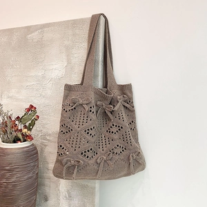 Sac fourre-tout en tricot marron avec motifs de nœuds évidés pour un look décontracté