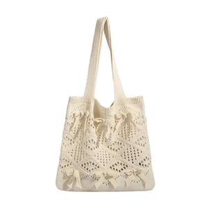 Sac cabas en maille crème avec motifs ajourés et petits nœuds papillon décoratifs