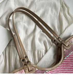 Dettaglio della trama geometrica intrecciata con spalline in pelle e rivetti
