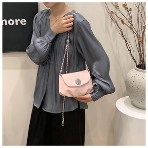 Detail der rosa Satteltasche mit gefaltetem PU-Leder und silberner Metallschnalle