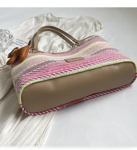 Dettaglio della borsa tote intrecciata a onde colorate con base in pelle kaki e pony