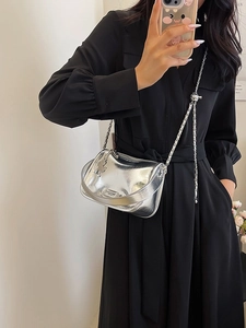 Sac Oreiller pour Femmes en Cuir PU Brillant Sac à Épaule avec Chaîne en Métal Sac Bandoulière Tendance avec Pendentif Poney