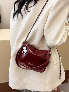 Sac oreiller pour femme bordeaux avec bandoulière chaîne et breloque petit cheval