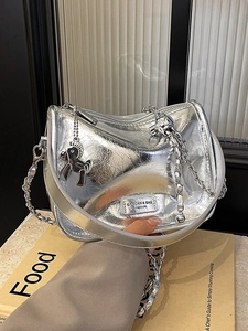 Sac à main argenté métallisé avec bandoulière chaîne et pendentif cheval élégant