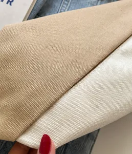Detailansicht von strapazierfähigem Canvas-Stoff in Khaki und Cremeweiß mit Webstruktur