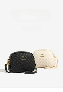Détail de la texture cuir matelassé et logo kangourou doré sur sacs noirs et blancs