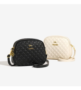 Détails de sacs à bandoulière matelassés en noir et beige avec logo kangourou doré