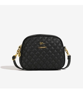 Détail du sac bandoulière noir matelassé avec logo kangourou doré et texture en cuir PU