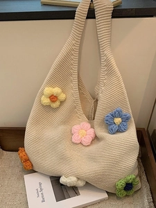 Sac fourre-tout en tricot beige minimaliste avec fleurs au crochet 3D colorées