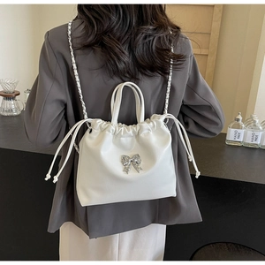 Sac à dos seau blanc orné d'un nœud en strass brillant avec fermeture cordon