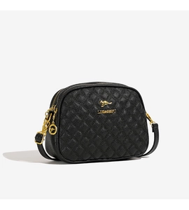Détail de la texture en cuir noir matelassé avec logo de kangourou doré sur sac bandoulière