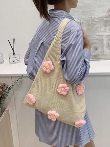 Sac fourre-tout en crochet beige avec fleurs 3D roses et large bandoulière souple