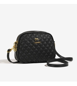 Détail du sac à bandoulière en cuir matelassé noir avec logo kangourou doré et texture