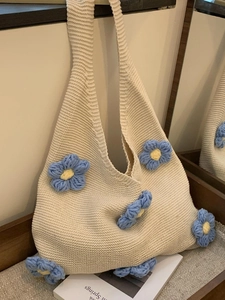 Sac fourre-tout au crochet blanc cassé avec motifs floraux bleus style décontracté